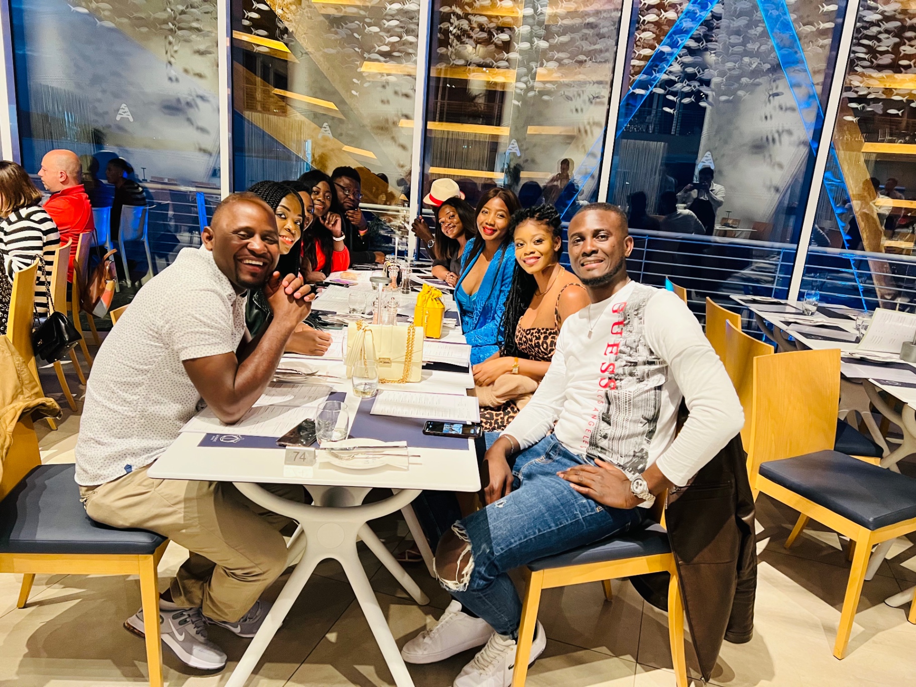 Des amis partagent un dîner autour d'une table dans un restaurant à Malte