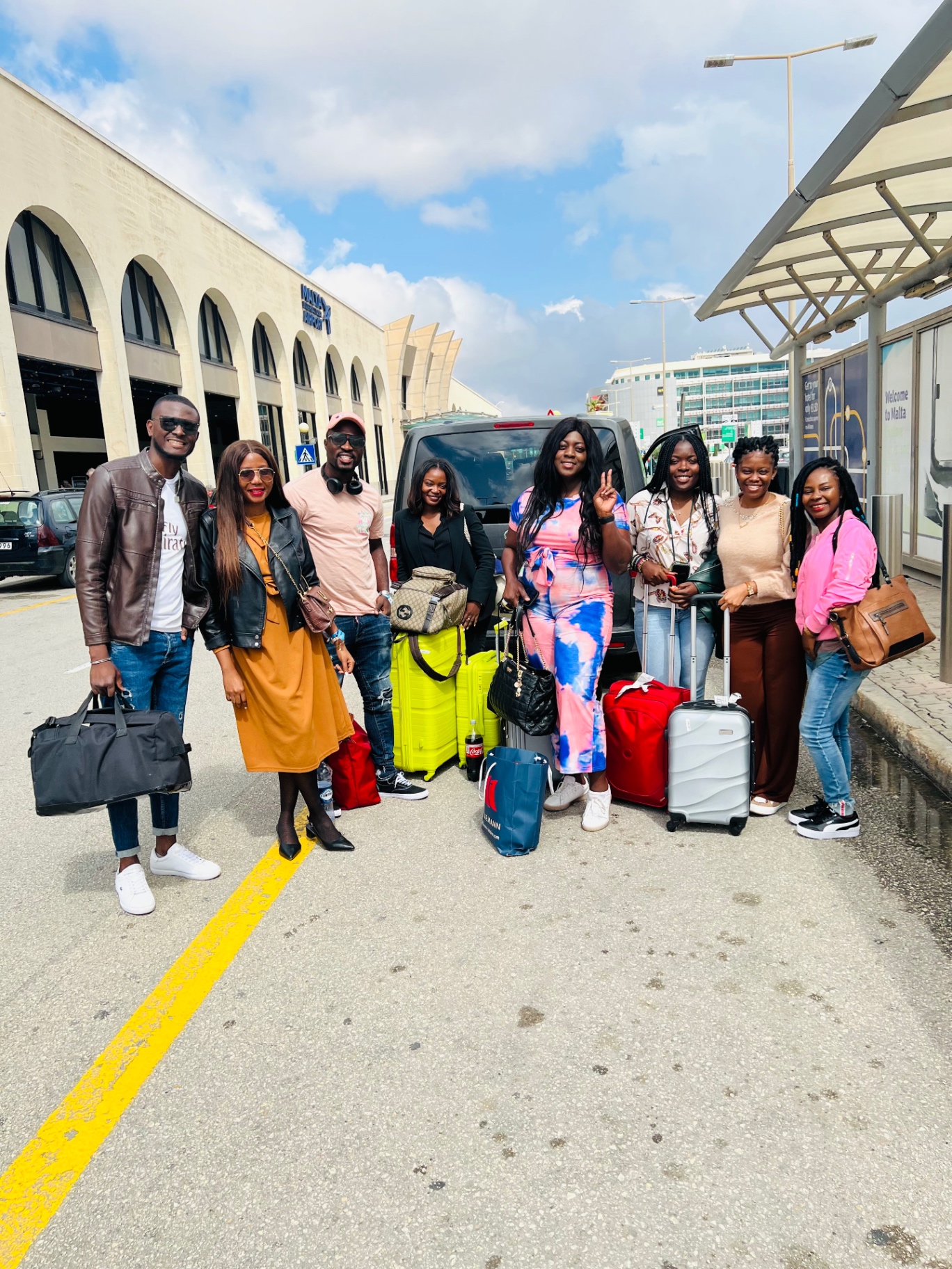 Un groupe de voyageurs avec leurs bagages à l'arrivée à l'aéroport de Malte