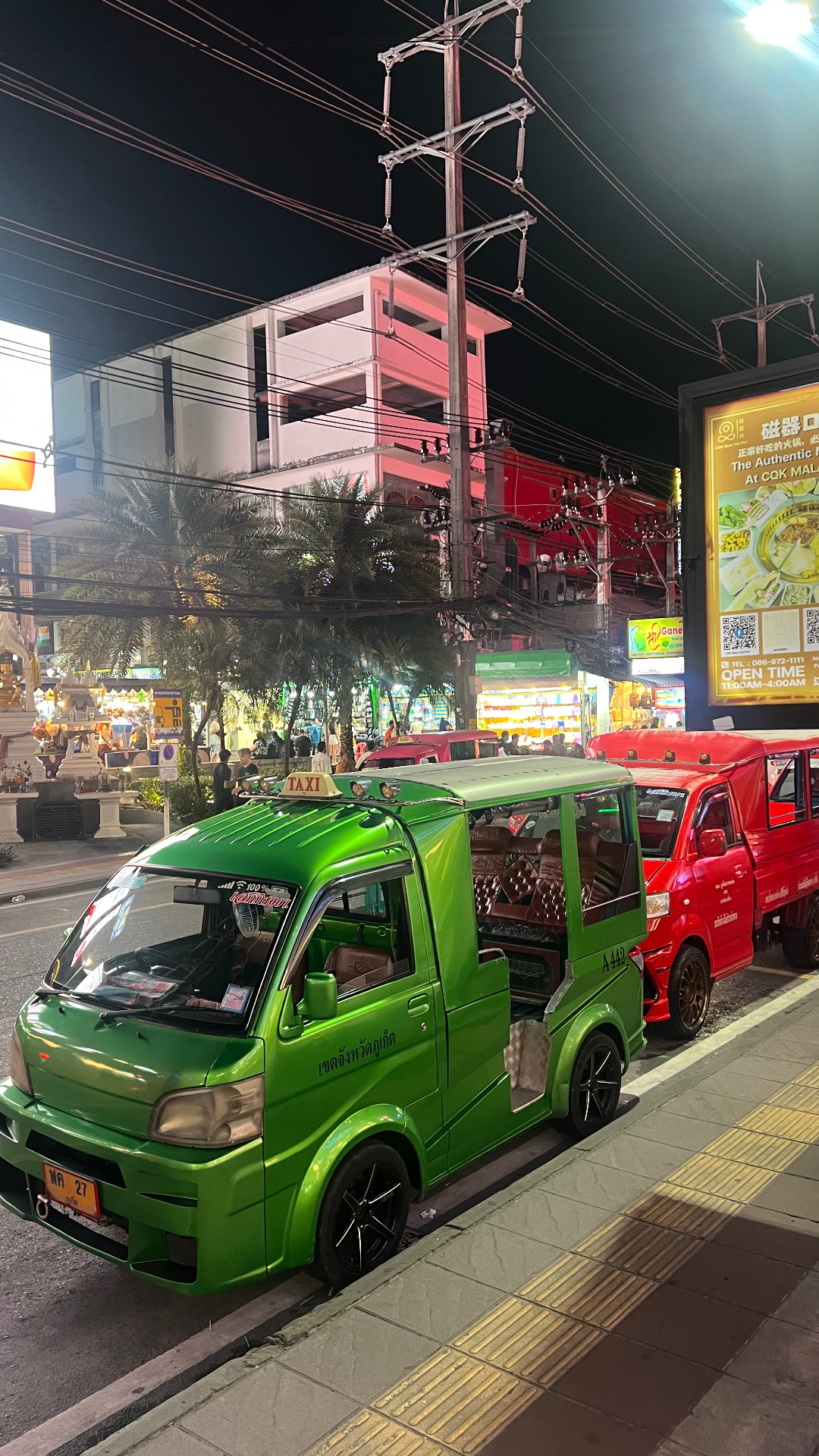 Tuk-tuk vert dans les rues de Phuket la nuit