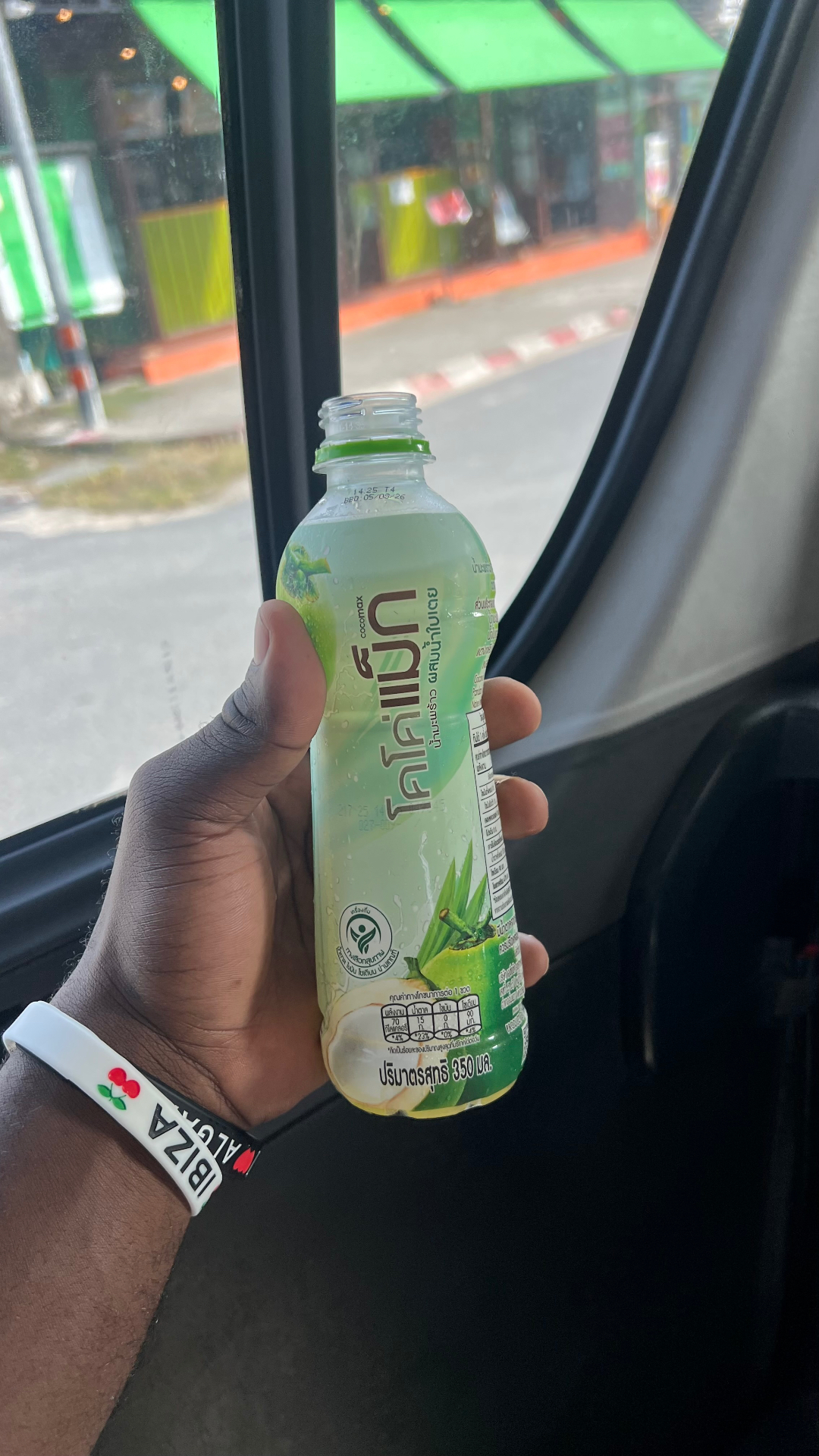 Boisson noix de coco sur la route de l'aéroport